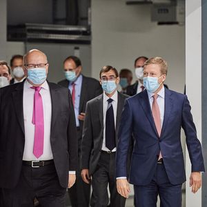 Bundeswirtschaftsminister Peter Altmaier und der Vorstandsvorsitzende der BMW AG, Oliver Zipse, im Wasserstoff-Kompetenzzentrum der BMW Group am BMW i Hydrogen NEXT. 