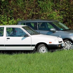 Länger, breiter, höher – Der Suzuki Swift wuchs in allen Dimensionen, wie der Vergleich zwischen Generation 1 und 4 zeigt.(Bild:  autodrom)