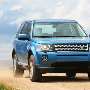 Optisch unterscheidet sich der neue Freelander von seinem Vorgängermodell durch eine modifizierte Linienführung sowie die LED-Leuchteinheiten an Front und Heck.