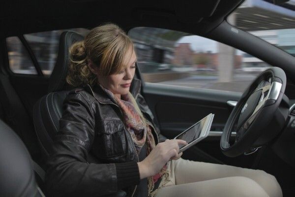 Autonomes Fahren wird die Einstellung zum Autofahren grundlegend ändern. So lassen sich in Zukunft Fahrten in einem Mix aus autonomem und aktivem Fahren gestalten, um die Zeit so besser nutzen zu können – etwa um über mobile Geräte wie Tablets und Smartphones zu kommunizieren oder einfach zu entspannen. Die Selbstfahrtechnik, die im Pilotprojekt eingesetzt wird, erlaubt es dem Fahrer, unter geeigneten Umständen das Fahren dem Auto zu überlassen. (Volvo)