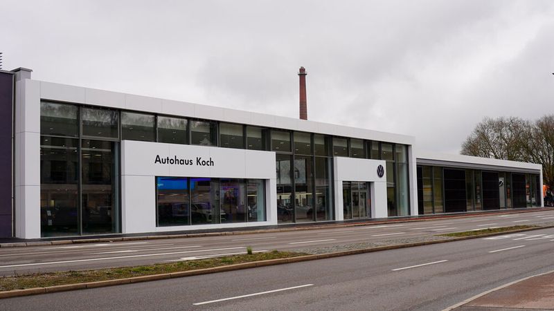 Mit einer rund 80 Meter langen Front ist das VW-Autohaus auf der viel befahrenen Einfallstraße nach Schwäbisch Hall ein Hingucker.(Bild:  Koch Auto-Gruppe)