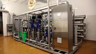 Bild 1: Die Umkehrosmose-Anlage mit frequenzgeregelten Lowara-Pumpen und mit einer Leistung von 50 m³/h wird in der Brauerei Gold Ochsen zur Brauwasseraufbereitung genutzt.  (Bild: ITT)