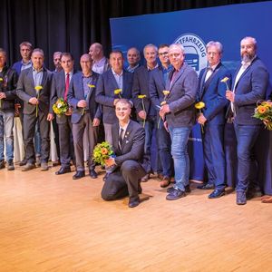 Rund 200 Gesellinnen und Gesellen aus dem Kfz-Handwerk der Innung Sachsen West/Chemnitz  feierten in der Sachsenlandhalle in Glauchau ihre Freisprechung. Ehrengäste der Veranstaltung waren Frank Wagner (Präsident der HWK), Michael Schneider (Innungsobermeister sowie Vizepräsident des Landesverbands des Kfz-Gewerbes Sachsen), Werner Pilz (Ehrenobermeister der Kfz-Innung), Danny Sieber (Regionaldirektor Region Chemnitz/Zwickau der IKK Classic), Daniel Meglitsch (Regionaldirektor Nürnberger Versicherung) sowie Stefan Mißbach, der Weltmeister der Kfz-Mechatroniker und Gewinner der Worldskills 2022.(Bild:  Kfz-Innung Sachsen-West/Chemnitz)