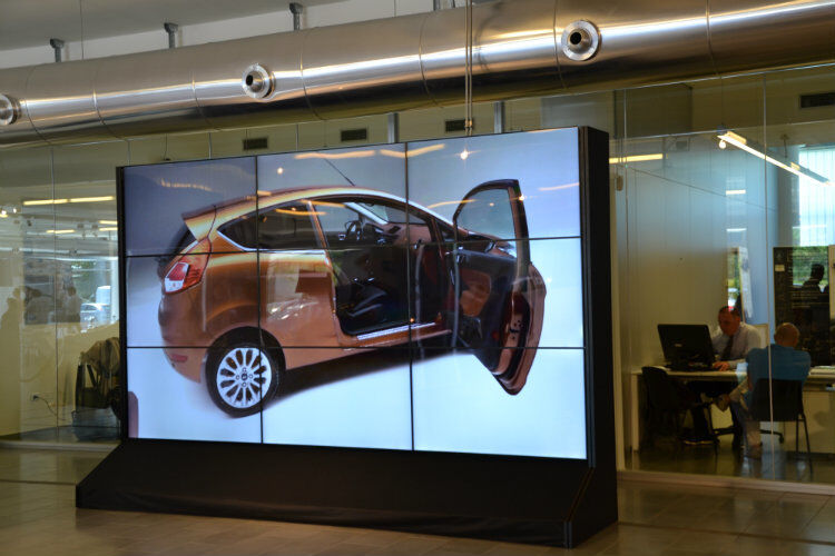 Auf der Power-Video-Wall, die aus neun 55-Zoll-Bildschirmen besteht, können die Kunden in den Ford-Stores ihr Wunschfahrzeug konfigurieren. (Foto: Mauritz)