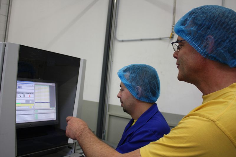 Die Software ist ihr Steckenpferd: Versandmitarbeiter Waldemar Schwaab und Lagerleiter Dietmar Mech sind bestens vertraut mit Savanna-Net. (Bild: Westfalia)