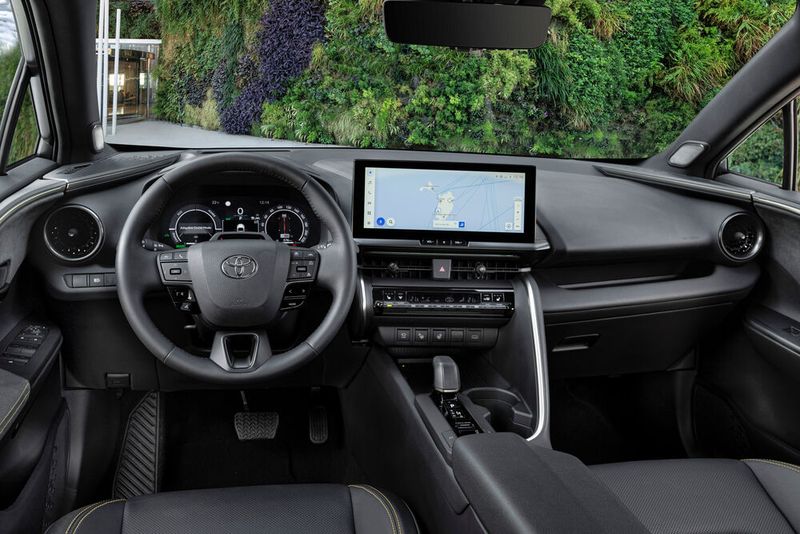 Das Cockpit ist übersichtlich. Immer an Bord ist das 12-Zoll-Display für die Instrumente. Das Infotainment-Display ist je nach Ausstattung 8 oder 12,3 Zoll groß. (Bild: Toyota)