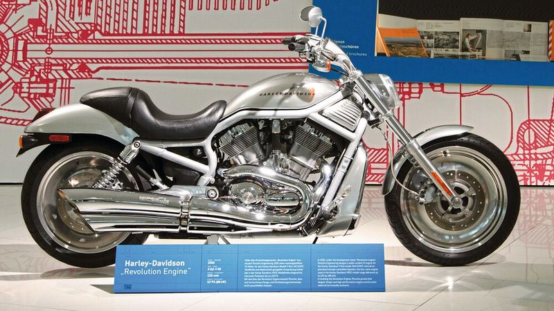 Unter dem Entwicklungsnamen „Revolution Engine“ entwickelte Porsche Engineering 2002 als Entwicklungspartner einen neuen V2-Motor für das Modell „V-Rod“ des amerikanischen Motorradherstellers Harley-Davidson.  (Bild: Porsche)