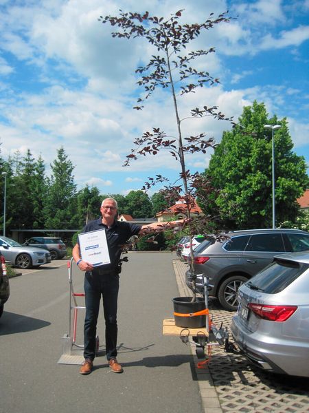 Michael Seebach ist mit außergewöhnlichem Gepäck angereist und übergibt im Namen der comTeam das Geburtstagsgeschenk. (Bild: Vogel IT-Medien)