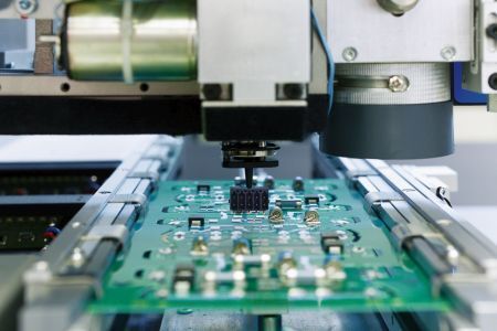 Bild 3: Mit ihren Stiftleisten lassen sich die Steckverbinder in automatisierten Bestückungs- und Lötprozessen bequem verarbeiten. (Bild: Phoenix Contact)