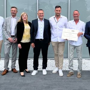 Bernd Mattick, Senior Manager Network bei Jaguar Land Rover Deutschland, überreichte dem Team des Autohauses Stefan Geisser die Händlerplakette.(Bild:  Autohaus Geisser)