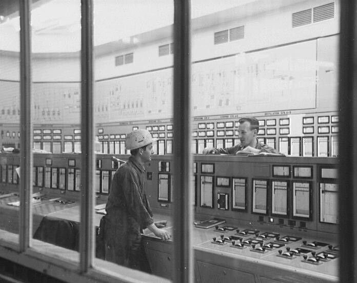 Die Leitstelle im Chloropren-Kautschuk-Betrieb war 1965 hochmodern. (Bild: Lanxess)