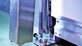 Die geschlossenen Edelstahlbleche der Zargen und die Abdeckungen der Wickelwelle der Schnelllauftore für Alpenhain wurden durch Edelstahlgitter ersetzt. (Archiv: Vogel Business Media)