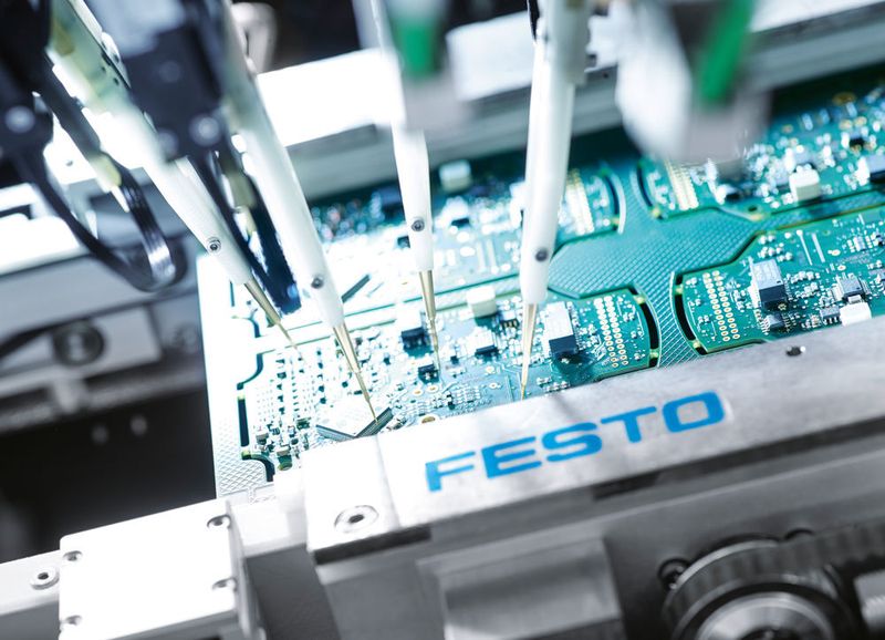 Blick in die Technologiefabrik von Festo in Scharnhausen: Um durchgängig höchste Produktqualität sicherzustellen, durchlaufen alle Module mehrstufige optische und elektrische Testverfahren. (Bild: Festo)