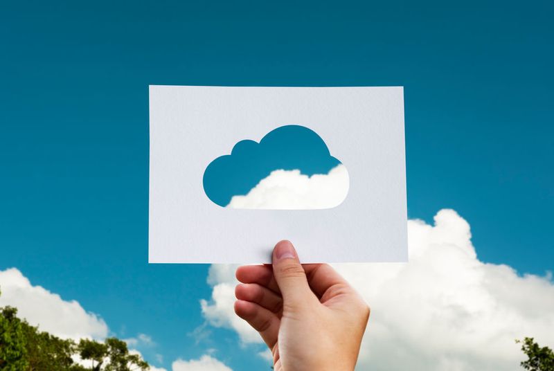 1. Filehosting-Dienste
Bekannt für die Speicherung und Synchronisation von Dateien, sind Apps wie Google Drive oder Dropbox das ideale Tool für die Arbeit von Zuhause aus. Sie ermöglichen es jedem verifizierten Anwender in Echtzeit an demselben Dokument zu arbeiten und die Informationen dann in der Cloud zu speichern. Außerdem können Sie sicherstellen, dass jeder Zugriff auf Dokumente und Informationen hat, die er benötigt. Und falls der Strom ausfallen sollte oder der Blitz einschlägt – keine Panik: Alle Änderungen werden in diesen Apps automatisch alle paar Sekunden gespeichert.  (gemeinfrei)