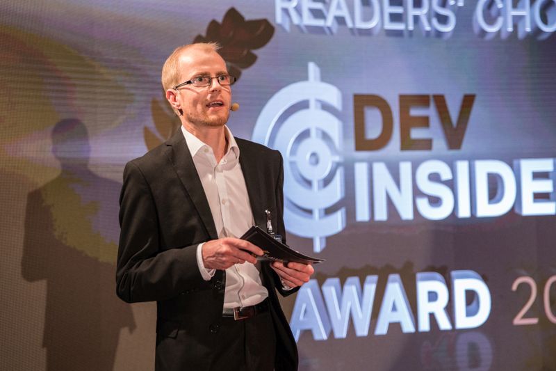 Chefredakteur Dev-Insiser, Stephan Augsten stellt die Preisträger seines Readers-Choice-Award vor.  (artful rooms / Vogel IT-Medien GmbH)