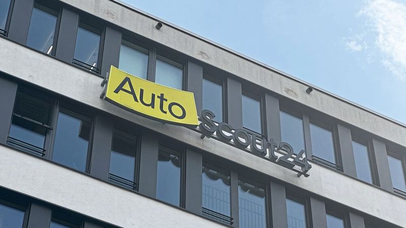 Autoscout 24 führt ein neues Preismodell für Händler ein. Die Inseratekosten hängen künftig neben der Anzahl der annoncierten Fahrzeuge auch vom Leistungsumfang ab, der Händlern auf der Plattform zur Verfügung steht.(Bild:  Achter – VCG)
