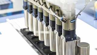 Der neue Rundzellengreifer RCG ermöglicht das prozesssichere Handling von Batteriezellen mit Ø 46 mm. Er kann flexibel zu Mehrfachgreifeinheiten kombiniert werden. (Bild: Schunk)