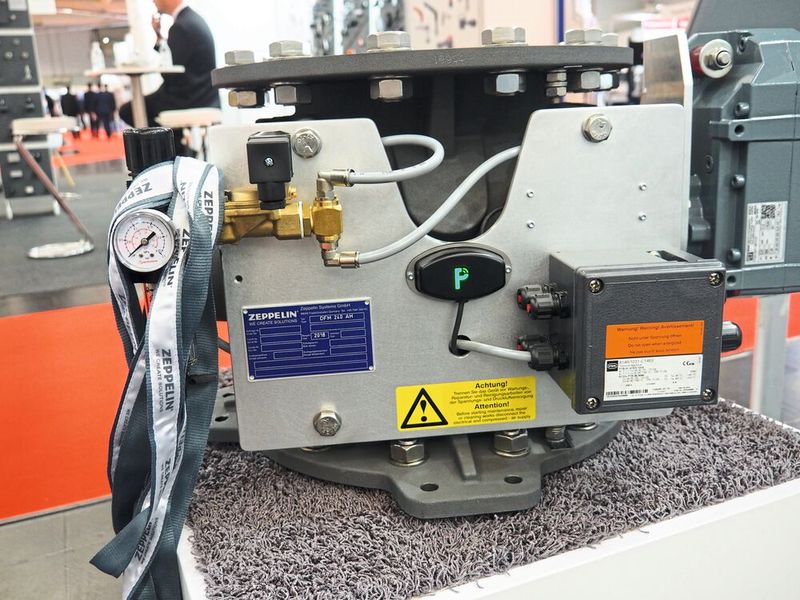 Der kleine schwarze Kasten – Mira Connect – macht mechanische Komponenten digital.  (Bild: Mühlenkamp)