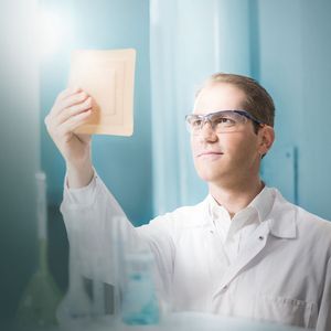 Covestro zeigt an seinem Messestand auch die Baymedix PUR-Technologie für Wundauflagen. Aus Baymedix-Materialien hergestellte Schäume, Klebstoffe und Filme sowie Spezialfolien aus dem Platilon-Produktportfolio ermöglichen ein optimiertes Feuchtigkeitsmanagement in Wundauflagen.