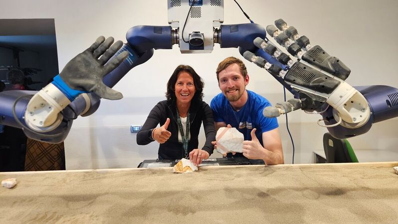 Brachten dem Roboter das Puzzeln bei: Maren Bennewitz und Nils Dengler.(Bild:   Humanoid Robots Lab, Uni Bonn)