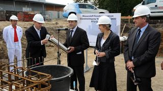 Prof. Hans Joachim Krautz, BTU Cottbus, mit einer Dokumentenkapsel, die im Fundament einzementiert wird. Rechts im Bild Ministerin Dr. Martina Münch (MWFK) und Minister Ralf Christoffers (MWE)  (Bild: BTU Cottbus)