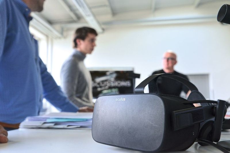 Pascal (l.) und René Stiegelmann (r.) sind sich sicher: VR-Brillen werden auch die Arbeitswelt im Labor verändern. (LABORPRAXIS/Untch)