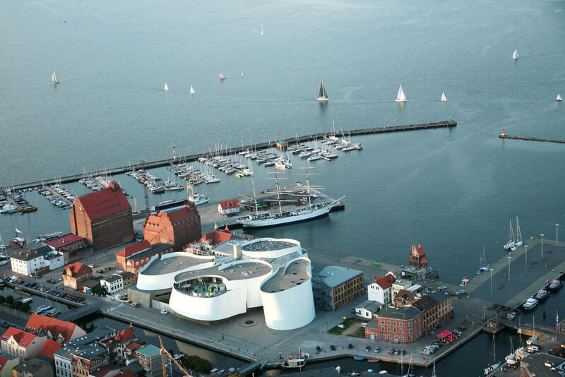 Das Ozeaneum im Hafen von Strahlsund. (Roedel) (Archiv: Vogel Business Media)