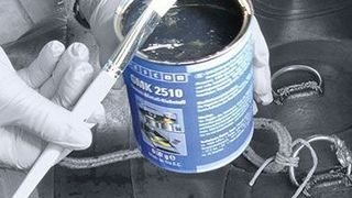 Der 2-Komponenten-Klebstoff eignet sich für vollflächige und dauerelastische Verklebungen von Gummi mit Gummi oder Gummi mit Metall, die dauerhaft dynamischen Belastungen ausgesetzt sind. (Bild: Weicon)