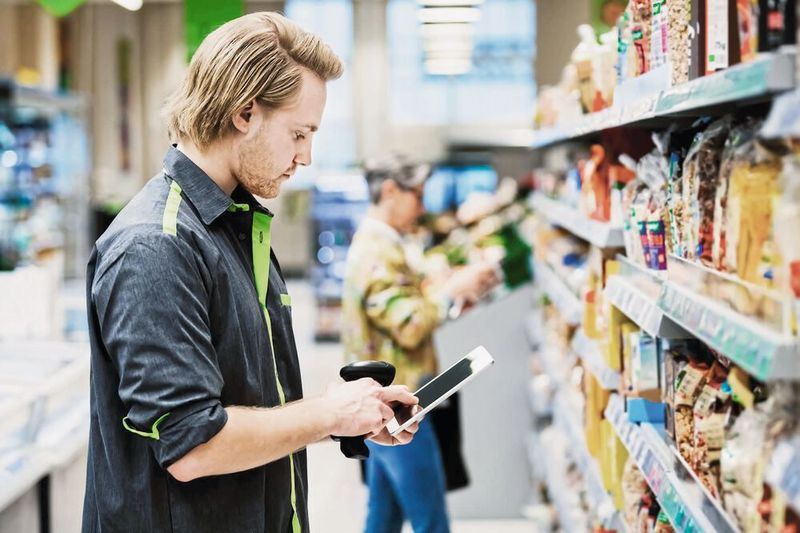 Pickprozess im Rahmen des In-Store-Fulfillments. (Bild: Tom Werner/DigitalVision)