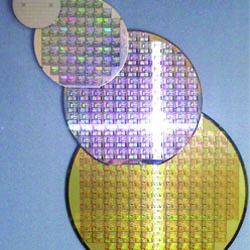  Silicium-Wafer (1961)    Als Wafer wird in der Halbleiter-, Photovoltaikindustrie und Mikromechanik die kreisrunde oder quadratische, ca. 1 mm dicke Scheibe bezeichnet, die das Substrat  darstellt, auf dem elektronische Bauelemente, vor allem integrierte Schaltkreise  mikromechanische Bauelemente oder photoelektrische Beschichtungen durch verschiedene technische Verfahren hergestellt werden. Diese Scheibe besteht in den meisten Fällen aus monokristallinem  Silicium , es werden aber auch andere Materialien wie Siliciumcarbid,  Galliumarsenid und  Indiumphosphid verwendet.   (Archiv: Vogel Business Media)
