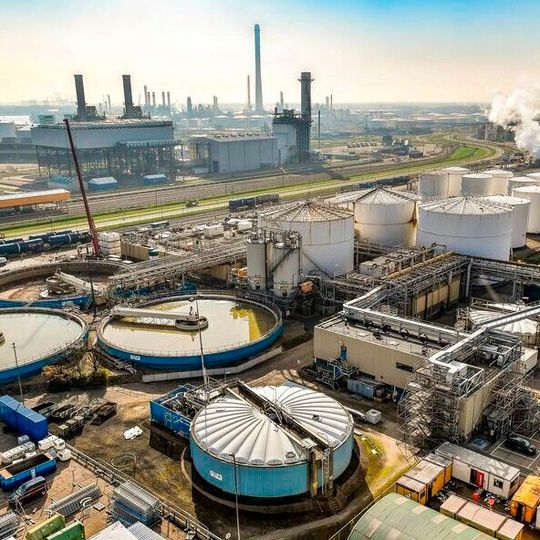 Der erzeugte erneuerbare Wasserstoff wird den Shell Energy and Chemicals Park Rotterdam versorgen.(Bild:  Shell)