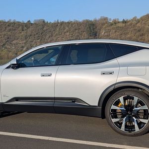 2. Die Abmessungen: Seine 4,9 Meter Länge sieht man dem Polestar 3 dank der coupéhaften Linienführung nicht an. Im Vergleich zum eng verwandten Volvo EX90 wirkt er kompakter. Dazu trägt auch die für ein SUV recht niedrige Höhe von 1,6 Metern bei. Zum Vergleich: Der Volvo EX90 ist gut 1,7 Meter hoch.(Bild:  Mauritz – VCG)