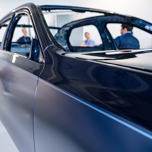 Lack-Kunst, so bisher einmalig in der Autoindustrie: Die Dual-Finish-Lackierung kombiniert Hochglanz- und Mattlack in identischer Grundfarbe. (Bild: BMW)