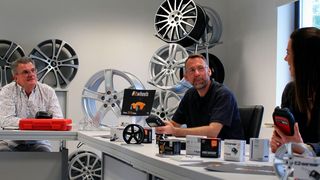 Die gut ausgestatteten und hellen Räume im Trainingszentrum von Tyremotive bieten Thomas Zink (links) eine gute Basis für seine Schulungen zur Reifenmontage und zum Umgang mit dem RDKS.  (Bild: Tyremotive)