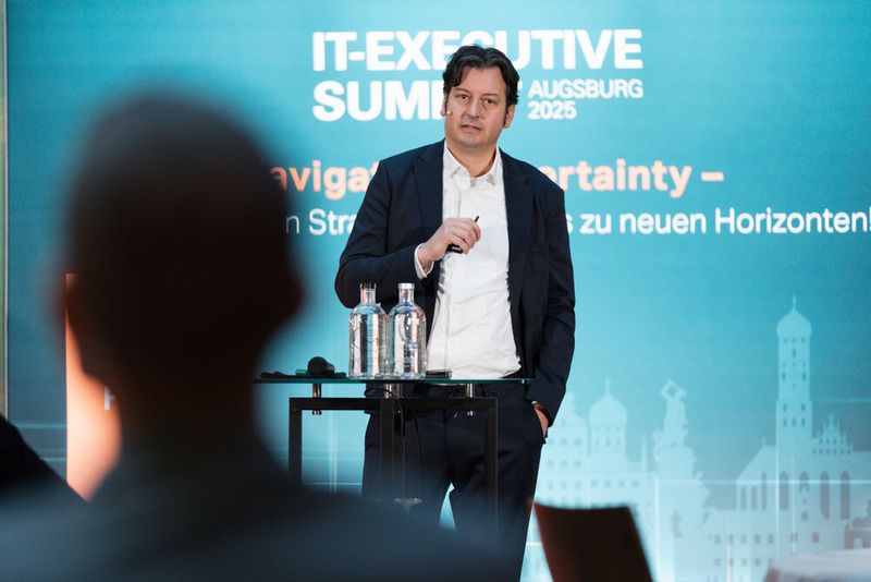 Der zweite Summit Tag startete mit der Frage, ob wir alle Generationen mit an Bord haben. Hartwin Maas vom Institut für Generationenforschung stellte seine Erkenntnisse zum Generation Clash vor. (Bild: Vogel IT-Medien)