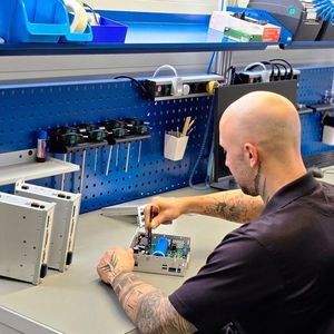 The first assembly workstations ensure fast delivery of Aerotech drives to the European market.(Image: Aerotech)