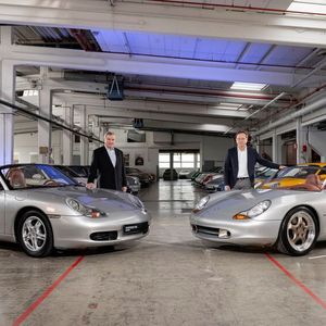 Vom schönen Showcar zum gewinnbringenden Kultroadster: Entwicklungsvorstand Horst Marchart und Designer Grant Larson am Serien-Boxster (986, links) und der Konzeptstudie Boxster.(Bild:  Porsche)