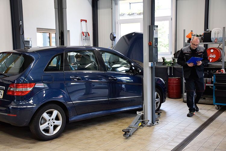 Im Unternehmen arbeiten neben Inhaber Moik noch ein Geselle und eine Auszubildende. (Rubbel / »kfz-betrieb«)