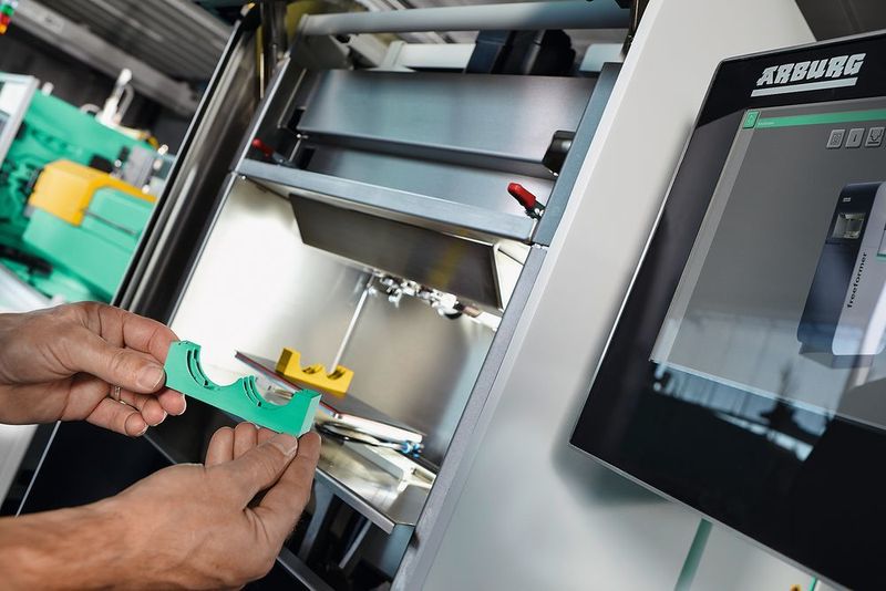Abb.3: Mit dem Freeformer lassen sich individuelle Einzelteile oder Kleinserien aus qualifizierten Standardgranulaten additiv fertigen. (Arburg)