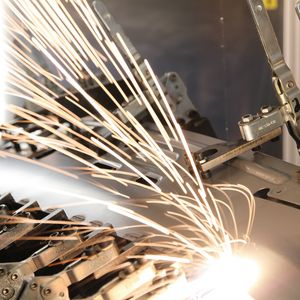 Laser-Remote-Schweißen von Pkw-Dachbauteilen im Laserzentrum von Bergmann & Steffen.