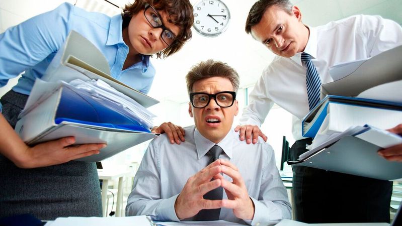 Es kann für Geschäftsführer ganz schön ungemütlich werden, wenn die Kosten steigen und einem Unternehmen die Schieflage droht. Manchmal droht sogar die persönliche Haftung.(Bild:  Bild von pressfoto auf Freepik)