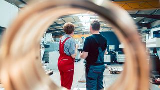 Die Vereinigung der bayerischen Wirtschaft (vbw) fordert eine Entlastung der Unternehmen und einen Abbau der Bürokratie. (Bild: Kzenon - stock.adobe.com)