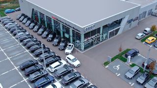 Der Autohandel wird auch 2025 eine Herausforderung bleiben, prognostiziert der ZDK. Die Konsumflaute und hohe Neuwagenpreise sorgen für leichten Rückgang im Neuwagengeschäft. (Bild: frei lizenziert)