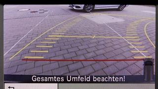 Das OLG Hamm erklärte den Rücktritt eines Auto-Kunden vom Kaufvertrag wegen fehelender Orientierungslinien bei der Rückfahrkamera für rechtens. (Foto: Daimler)