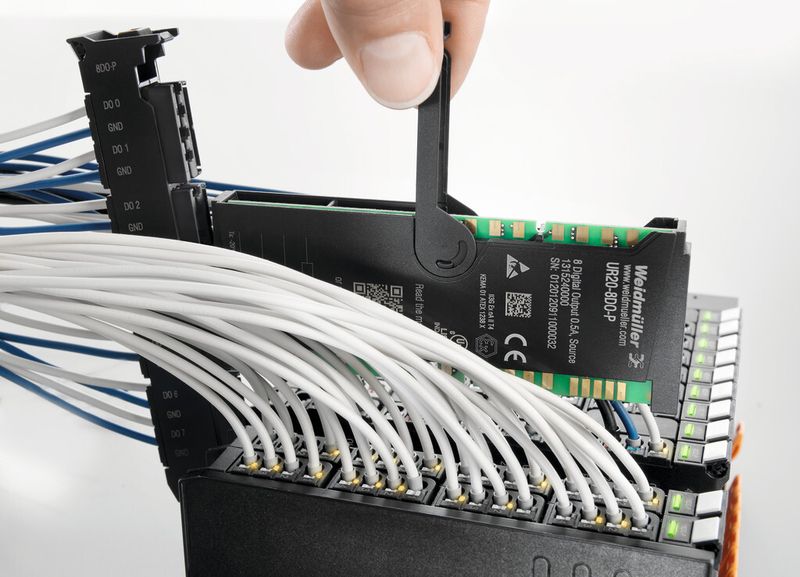 Die hot-plug-Funktion erhöht die Anlagenverfügbarkeit: Im laufenden Betrieb lässt sich die Elektronik wechseln ohne die Kommunikationsanbindung oder Versorgungsspannung unterbrechen zu müssen. (Bild: Weidmüller)