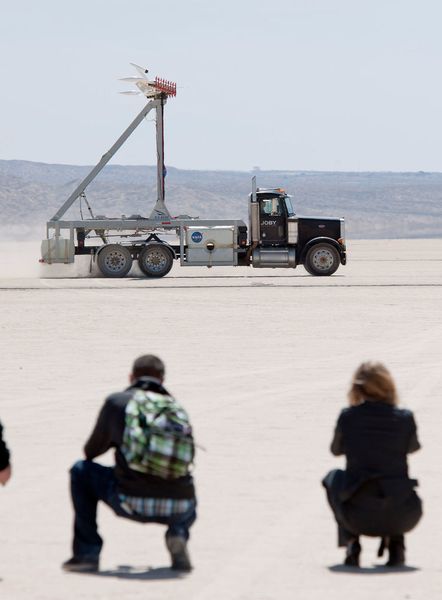 Auf einem Nasa-Testgelände in Edwards, Kalifornien, prüfen Entwickler den Prototypen 