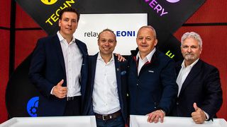 Leoni und Relayr arbeiten künftig eng zusammen: (v. li.) Torsten Schierholz (Chief Solutions Officer Leoni), Josef Brunner, (Chief Executive Officer Relayr), Peter Gerstenberger (VP Business Segment Factory Automation Leoni) und Greg Barats (President and Chief Executive Officer HSB Group Inc.) auf der Hannover Messe. (Leoni)