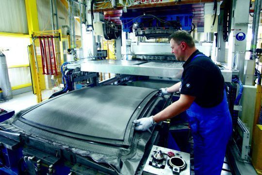 Die Herstellung von größeren Kohlefaserteilen erfordert viel Handarbeit. Hier muss BMW andere Lösungen finden, um das MCV zu einem konkurrenzfähigen Preis anbieten zu können. (Archiv: Vogel Business Media)