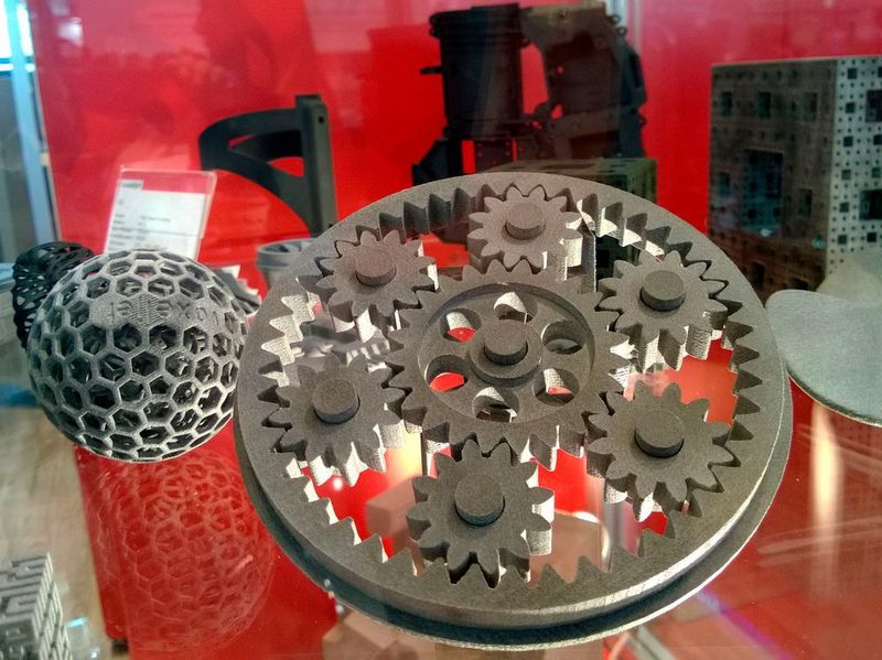 ... Hierbei handelt es sich um einen thermoplastischen Binder Jetting Prozess, mit dessen Hilfe voll funktionsfähige Prototypen und Endverbraucherteile werkzeuglos gefertigt werden können. (D.Quitter/konstruktionspraxis)