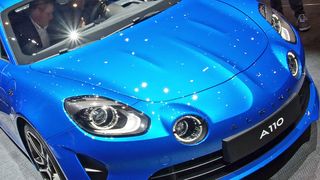 Renault hat den Alpine in Genf der breiten Öffentlichkeit vorgestellt. Mit dem Start auf der Straße dauert es aber noch. (SP-X)